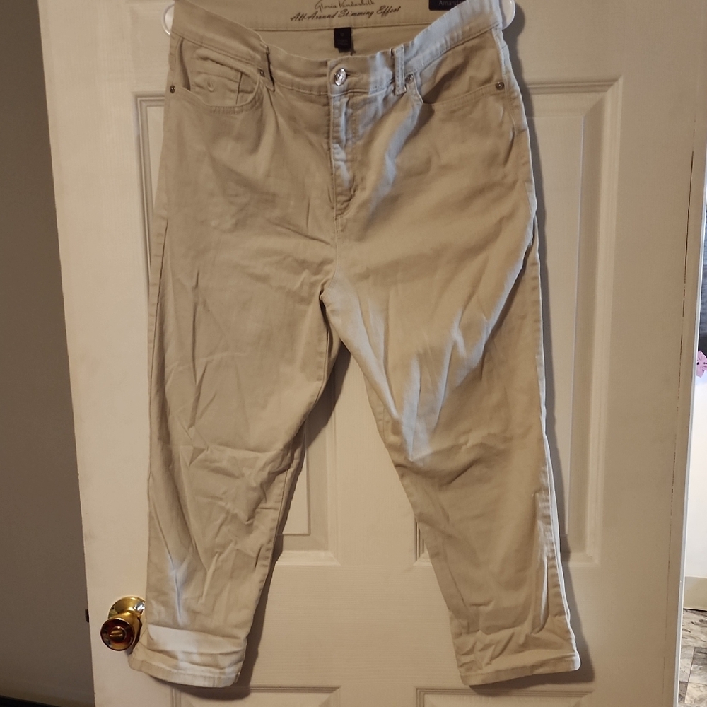 Gloria Vanderbilt Cream Capris